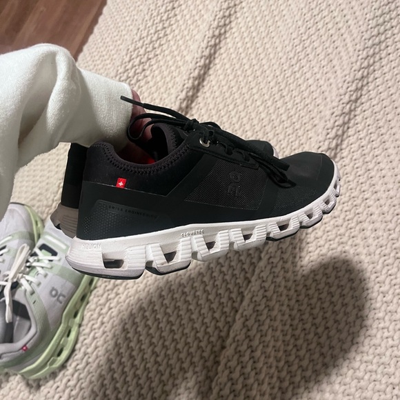 Woman's on Running - Picture 4 of 5